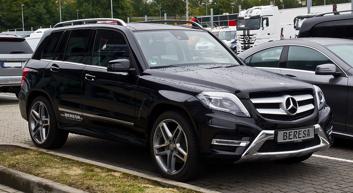 1200px-Mercedes-Benz_GLK_250_4MATIC_Sport-Paket_AMG_(X_204,_Facelift)_–_Frontansicht,_8._September_2013,_Bösensell.jpg